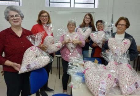Outubro Rosa: Grupo Diaconal Mãos que Servem, de Montenegro, entrega flores cor-de-rosa para conscientização sobre saúde da mulher